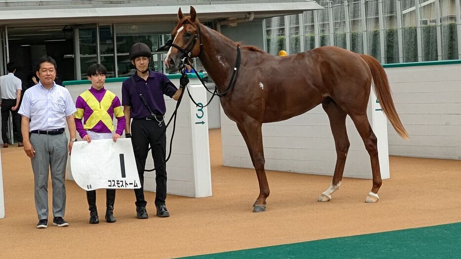 小倉６Ｒの２歳新馬でデビュー勝ちしたコスモストームと秋山稔樹騎手（左から２人目、カメラ・戸田　和彦）