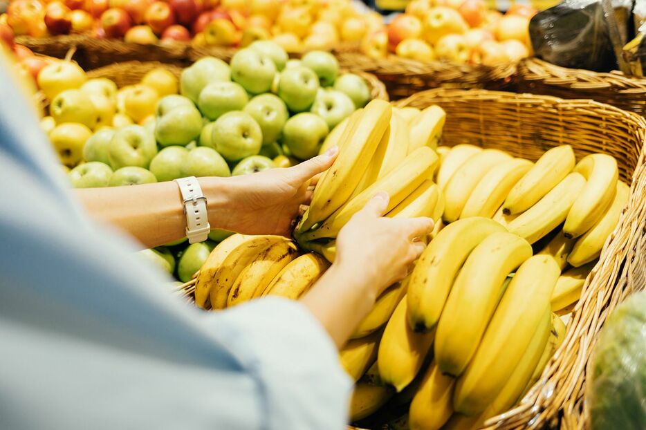 接地面が小さくなる向きでバナナを置いているお店は良店（※写真はイメージです） - 写真＝iStock.com／iprogressman