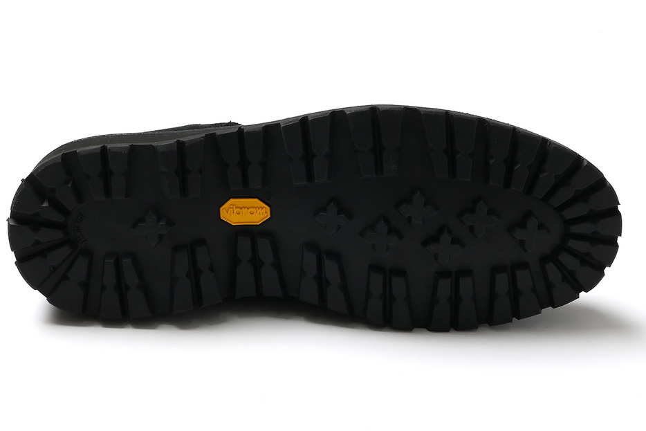 スウェードモデルには柔らかくグリップ⼒に優れたVibram TRON配合のタンクソールを採用するなど、それぞれソールの意匠を変えた仕様