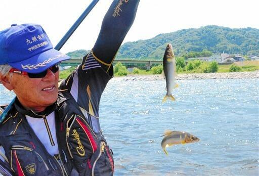 試し釣りでアユの生育を確かめる組合長=6月8日、福井県永平寺町の九頭竜川