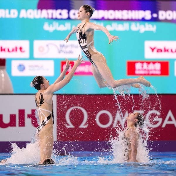 演技する日本（2024年ドーハ世界水泳選手権チームFR）／（Ｃ）共同通信社