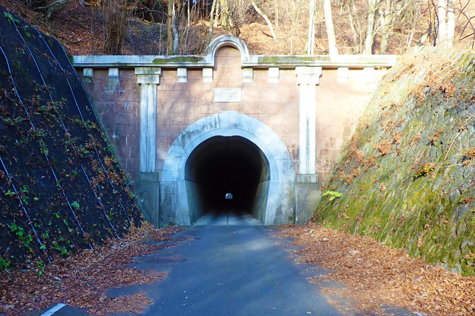 大月側にある笹子隧道の坑門