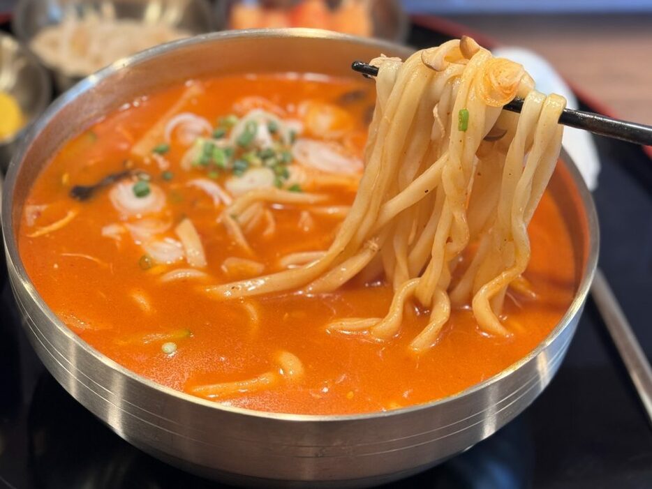 スープがよく絡む麺