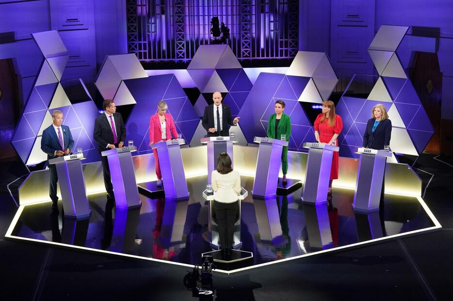 7日、英BBC放送主催のテレビ討論に出席した主要7政党の代表ら＝ロンドン（Stefan　Rousseau＝PA、共同）