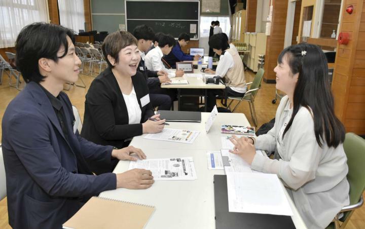 自己紹介シートを基に地元企業の採用担当者（左）と面談する新居浜高専の学生