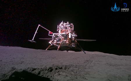 嫦娥6号の「移動カメラ」が撮影した着陸機と上昇機ユニット（提供写真）。