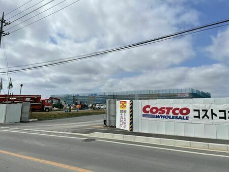 （資料写真）今夏の開業に向けて建設が着々と進む「コストコ」。周辺はのどかな農地が広がる＝2024年2月、南城市玉城垣花