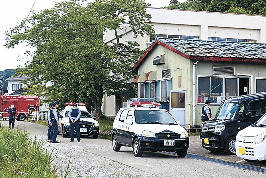 給食調理室を調べる氷見署員ら関係者＝氷見市湖南小