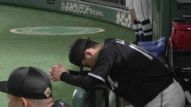 ベンチでうなだれるロッテの小島和哉投手(画像:日テレジータス)