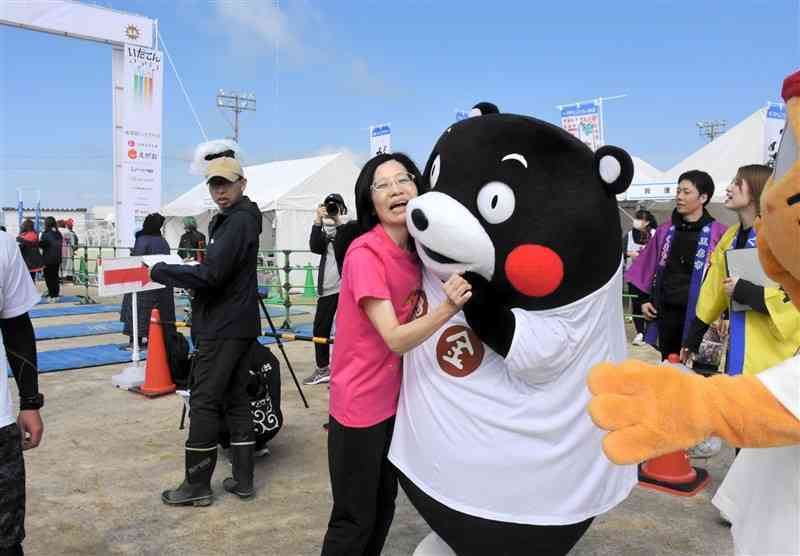 玉名市に「国際芸術祭」の開催を提案した日本台湾文化芸術交流会の林慧諭名誉会長（中央）。今年の「横島いちごマラソン大会」にも出場した＝2月、玉名市