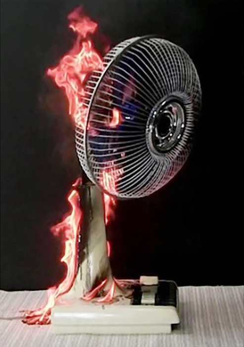 内部部品の経年劣化により発火する扇風機の再現画像（NITEのウェブサイトから）