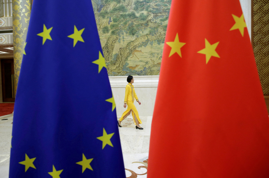 　６月１４日、中国企業は、欧州連合（ＥＵ）からの輸入豚肉製品を対象に、反ダンピング（不当廉売）調査を正式に要請した。写真はＥＵと中国の旗。北京で２０１８年６月撮影（２０２４　ロイター／Jason Lee）