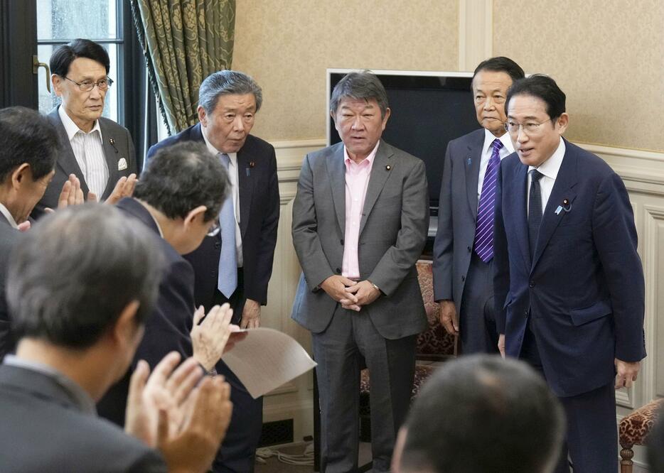 自民党代議士会に出席した岸田首相（右端）＝21日午後、国会