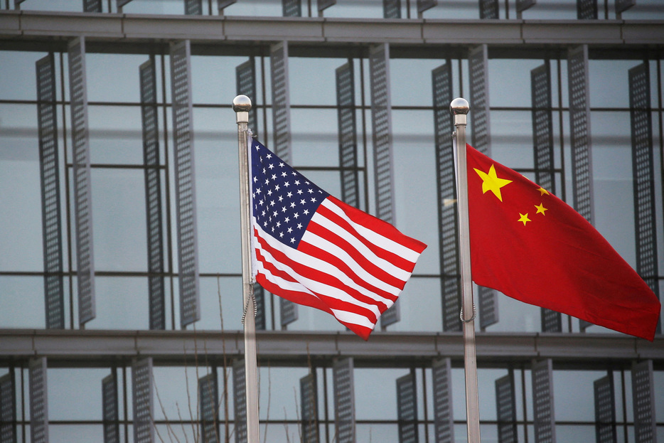 　６月２４日、バイデン米政権が中国移動（チャイナ・モバイル）、中国電信（チャイナ・テレコム）、中国聯通（チャイナ・ユニコム）の中国国有通信３社を調査していることが分かった。写真は米国と中国の旗。２０２１年１月、北京で撮影（２０２４年　ロイター/Tingshu Wang）