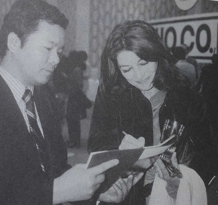 1980年、カンヌ国際映画祭でアヌーク・エーメさんを取材する脇田記者