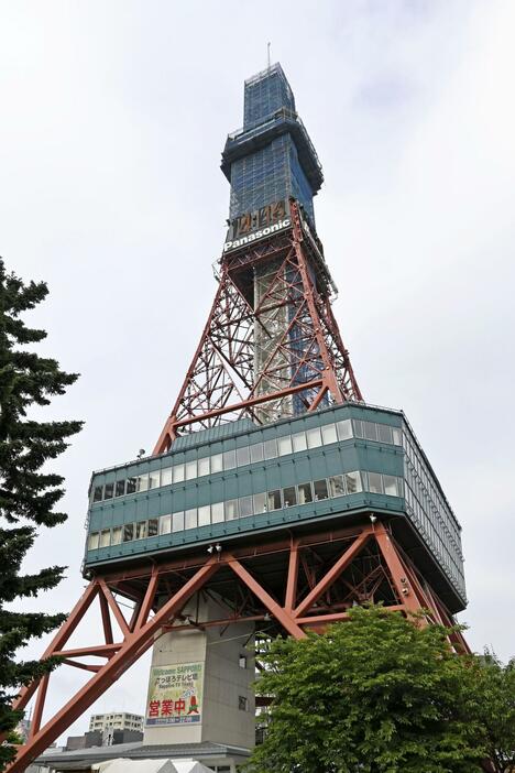 運営会社が国の登録有形文化財に申請した「さっぽろテレビ塔」＝14日午後、札幌市