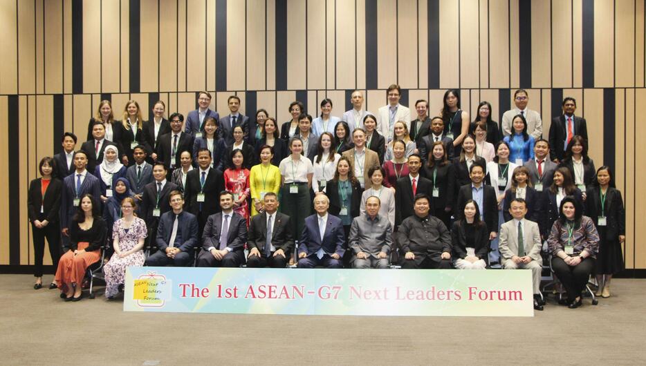 集合写真に納まるASEAN・G7ネクスト・リーダーズ・フォーラムの参加者ら＝26日午前、東京都港区