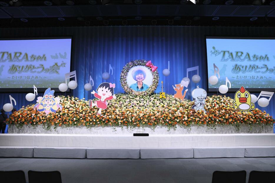 TARAKOさんの笑顔の写真と、まる子など演じたキャラクターのパネルが飾られた祭壇＝15日、東京都内