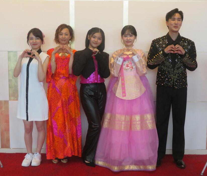 日本初上陸コンサート「トロット・ガールズ・ジャパン2024」に出演した、左からかのうみゆ、歌心りえ、住田愛子、キム・ダヒョン、シン・ユ