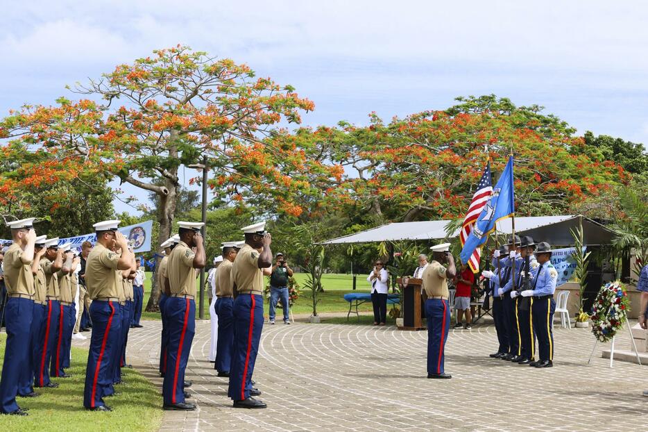 15日、米自治領の北マリアナ諸島のサイパン島で記念式典に参加した米軍人ら（共同）