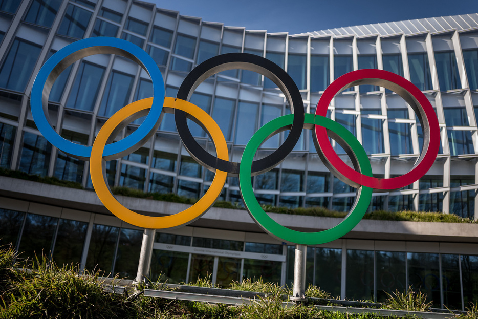 スイス・ローザンヌにある国際オリンピック委員会の本部前に設置された五輪シンボル（2024年3月19日撮影）。【翻訳編集】 AFPBB News