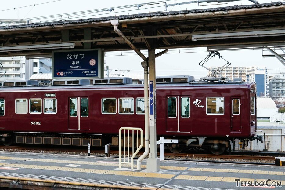ホームのない中津駅を素通りする京都線の各駅停車