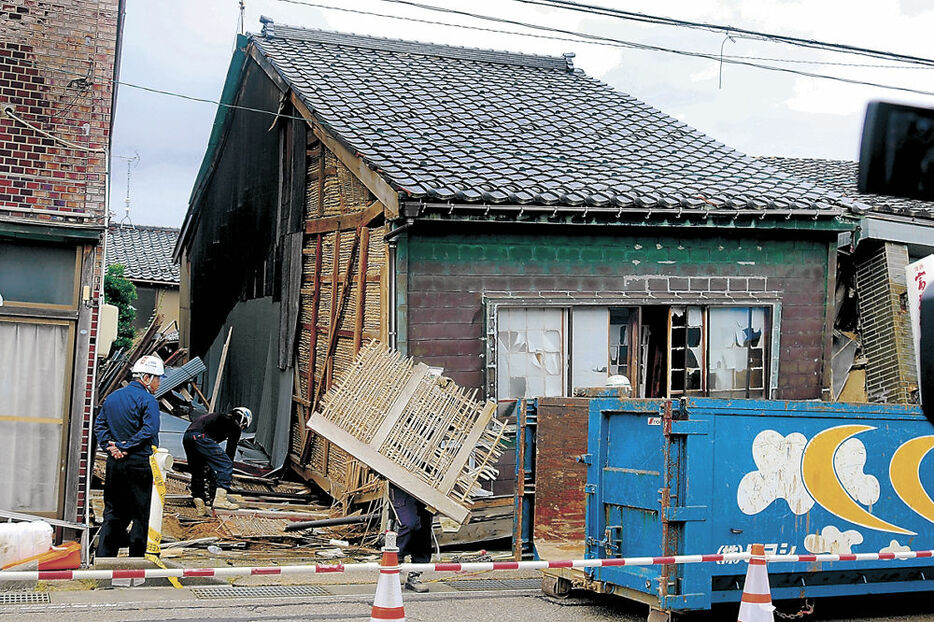 公費解体で震災のがれきを運び出す解体業者＝氷見市北大町