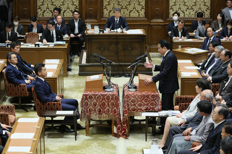 党首討論に臨む立憲民主党の泉健太代表（中央左）と岸田文雄首相（同右）＝１９日午後、国会内