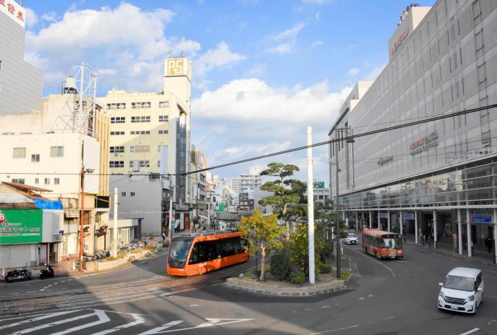 2026年に整備が完了予定の伊予鉄道松山市駅前広場＝2022年11月16日、同市湊町5丁目（画像を一部加工しています）