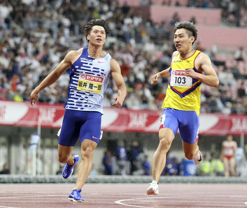 男子１００メートルで優勝した坂井隆一郎（左）（３０日）＝三浦邦彦撮影