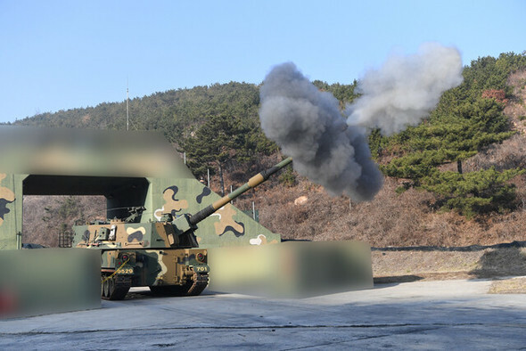 北朝鮮が西海上で砲兵射撃を実施し、延坪島住民の避難命令が下された今年1月5日、延坪島海兵隊がK9自走砲の海上射撃訓練を行っている＝韓国国防部提供