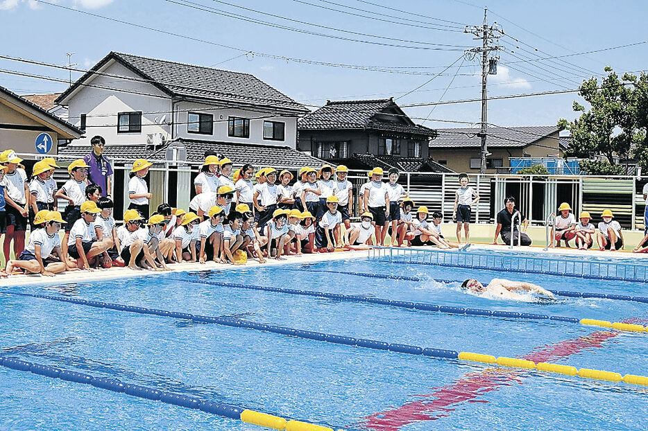 児童に泳ぎを披露する荒瀬さん＝射水市中太閤山小