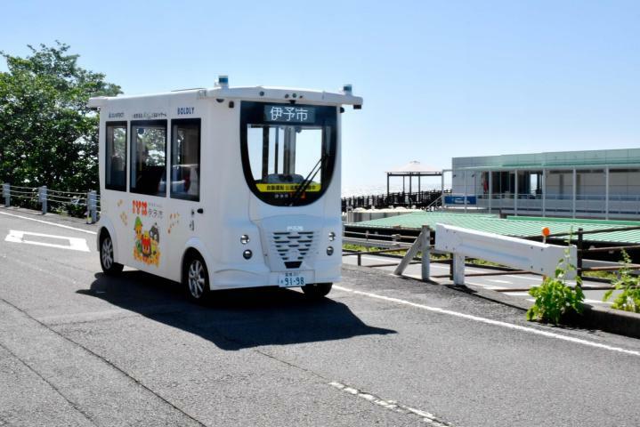 伊予市双海地域で実証運行が続く自動運転バス＝5月16日午後、伊予市双海町高岸