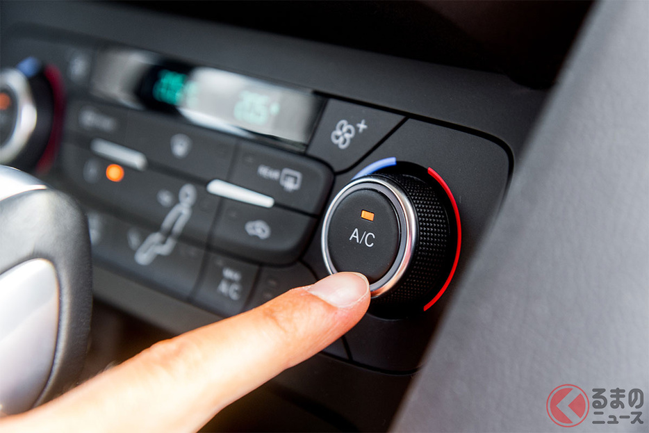 エアコンの「A／C」ボタンをこまめにON／OFFすることで燃費にも好影響を与えます［イメージ画像：AdobeStock］