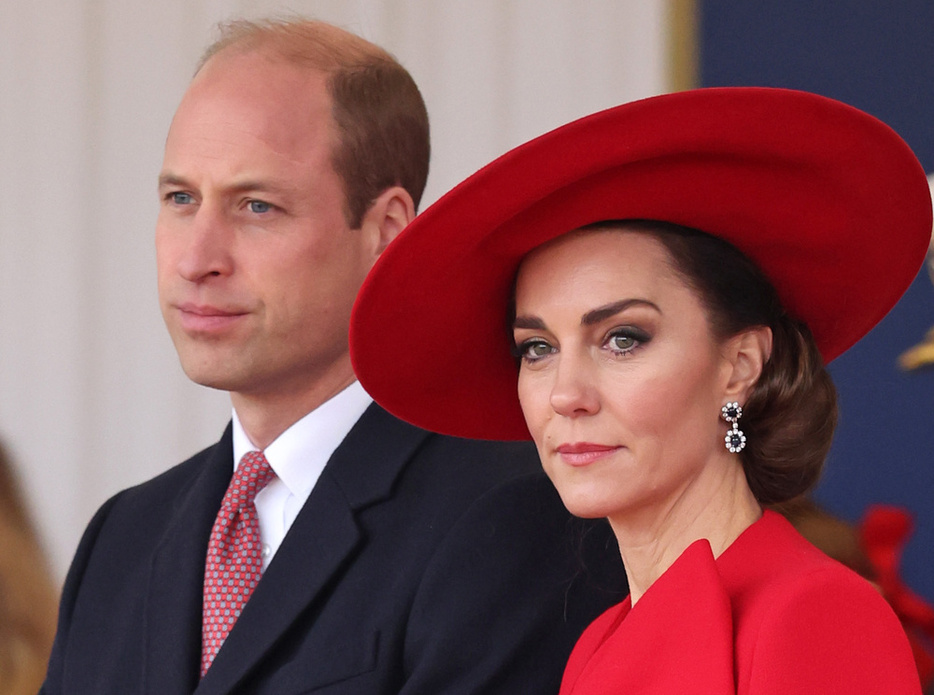 ウィリアム英皇太子（左）と妻のキャサリン妃＝2023年11月、ロンドン（Chris　Jackson撮影・英PA通信＝共同）
