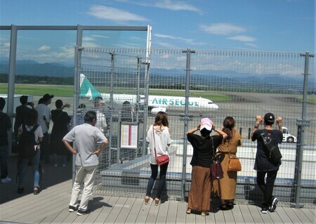 静岡空港。新幹線トンネルの地上に空港ターミナルがある（静岡県提供）