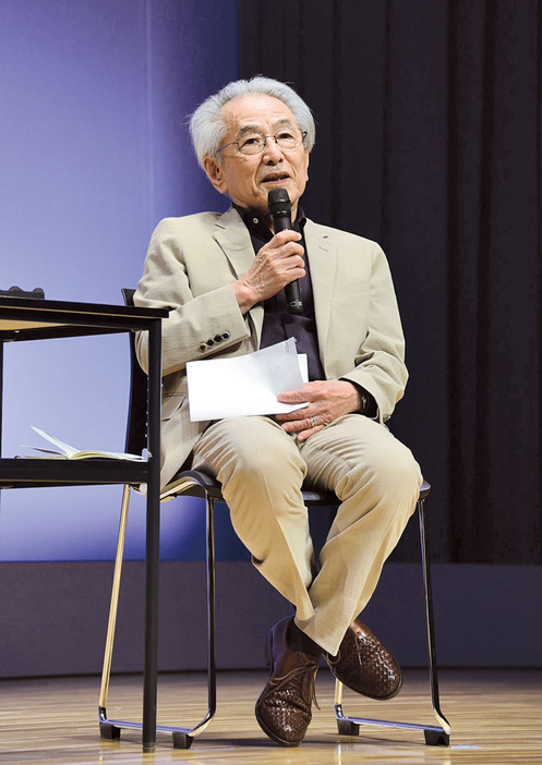 伝統継承の在り方についても語った人間国宝の森口邦彦氏＝16日、鹿児島県奄美市名瀬