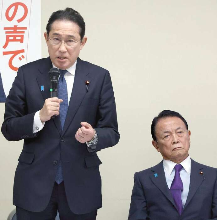 岸田首相（左）を突き放す麻生氏の動向が注目されている