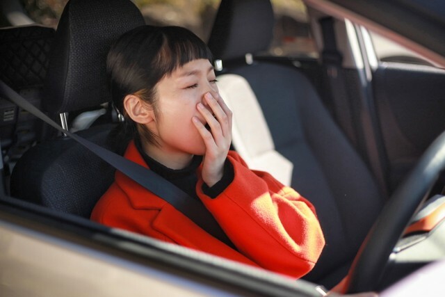 運転中の強い眠気を覚ます対策は？　※画像はイメージです（yamasan/stock.adobe.com）