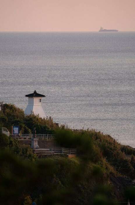 日本海に臨む断崖にたつ旧福浦灯台。日本最古の木造灯台として地域で愛されてきた　＝石川県志賀町（鴨川一也撮影）