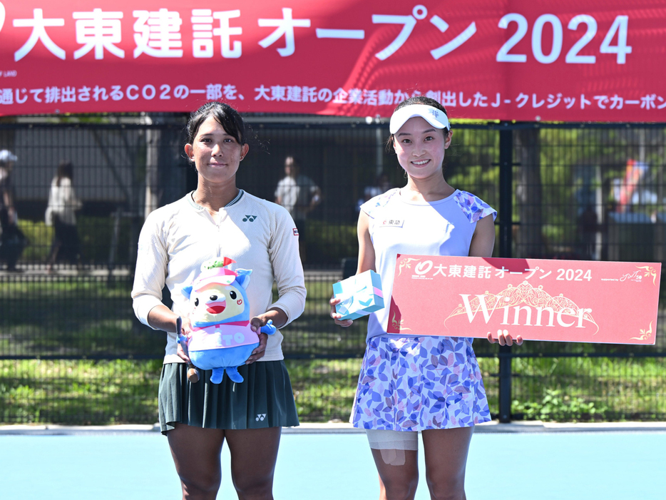 「W15東京大東建託オープン supported by JWT50」（東京・有明テニスの森）の女子シングルスで優勝を飾った西郷里奈（東急スポーツシステム／右）と準優勝の秋田史帆（テニスラウンジ）（@JWT50、撮影◎長浜功明）