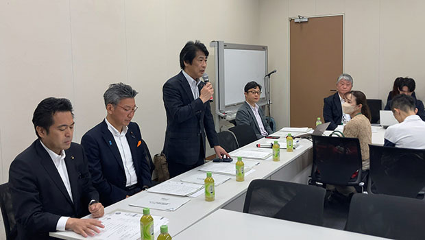 あいさつする田村会長（左から3人目）