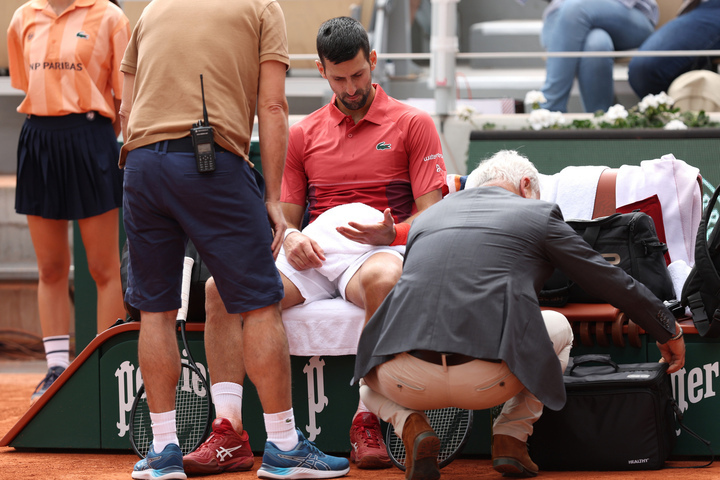 全仏オープン４回戦で右ヒザを負傷したジョコビッチ。半月板の損傷と判明し、大会を棄権する決断を下した。(C)Getty Images