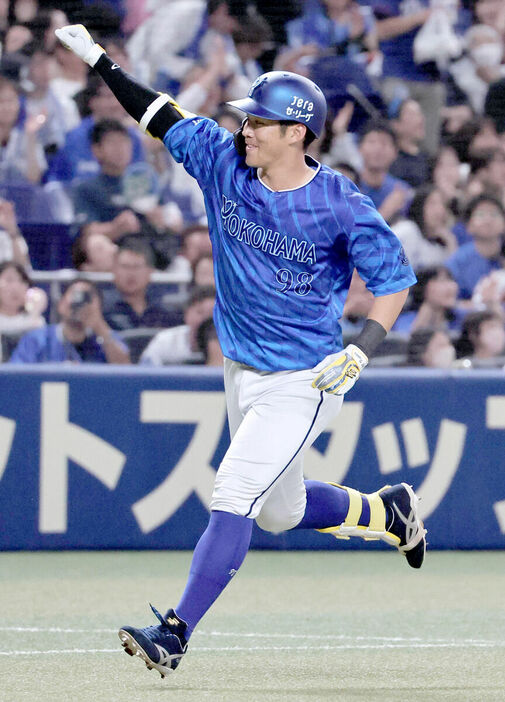 ７回無死、京田陽太が右翼へ本塁打を放ちベンチに向かてガッツポーズ（カメラ・朝田　秀司）