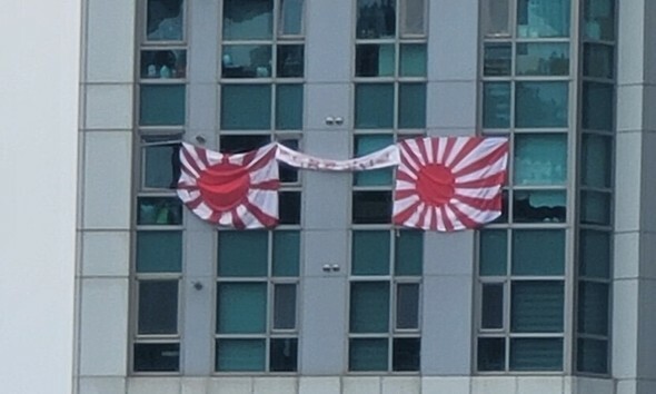 顕忠日の6日、釜山水営区南泉洞のあるマンションに旭日旗が掲げられた=読者提供