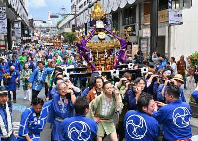 「セイヤッ、セイヤッ」と威勢の良いかけ声を響かせるみこしの担ぎ手＝２日、盛岡市大通