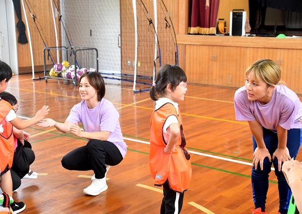 中丹支援学校の子どもたちと交流する岩渕さん（右）と登坂さん