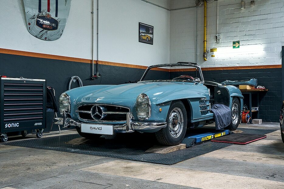 赤がグレーブルーになって完成に近づいた「300SL ロードスター」。