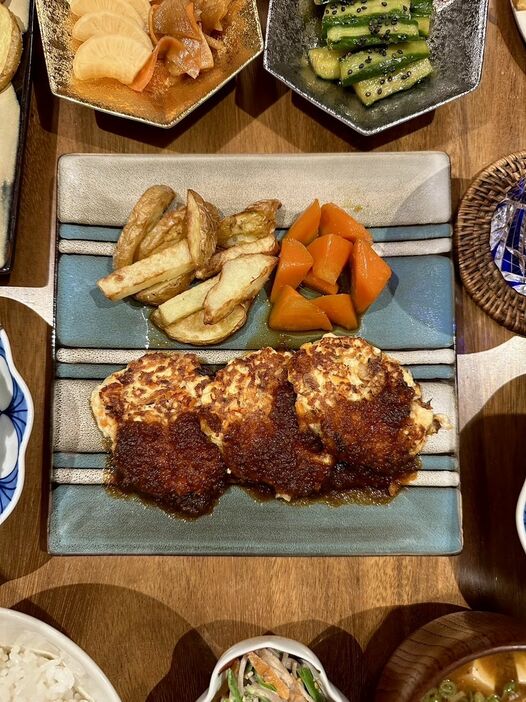 メインは豆腐ハンバーグ。無農薬・無肥料の野菜を使った料理を妻が作ってくれた。漬物は岡山県某所の古い酒造さんの酒粕で漬けたお漬物。