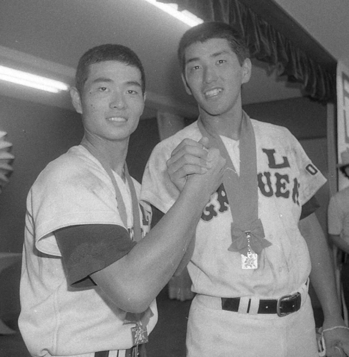 85年、夏の甲子園で優勝し握手を交わすPL学園・桑田真澄（左）と清原和博